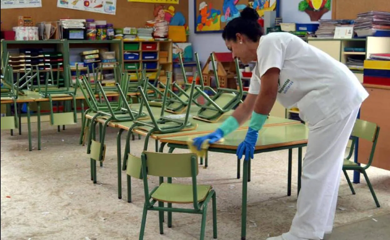 Los colegios de Loja se han quedado sin personal de desinfección. 