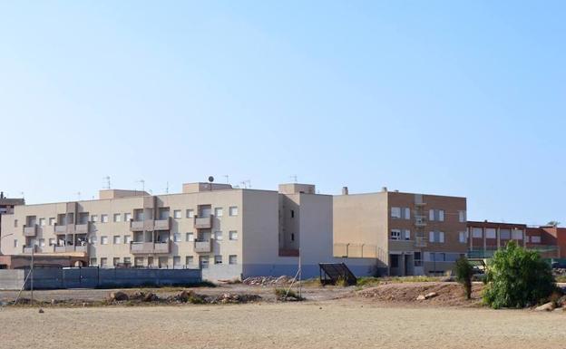 Las zonas con viviendas nuevas, muchas de ellas vacías en manos de los bancos o inversores, son las que tienen más problemas. :: R. I.