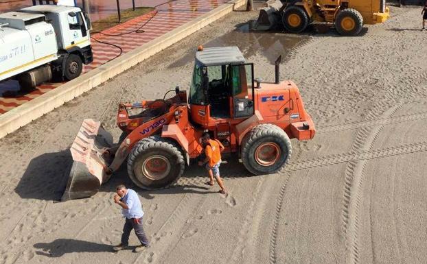 Uno de los tractores que se utilizan para la limpieza en Roquetas