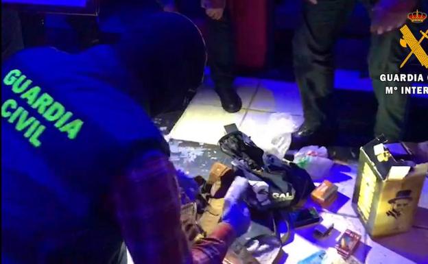 Imagen principal - Un caso de violencia de género descubre un arsenal de armas en Roquetas de Mar