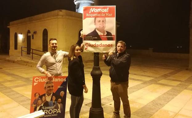 Pegada de carteles de Ciudadanos.