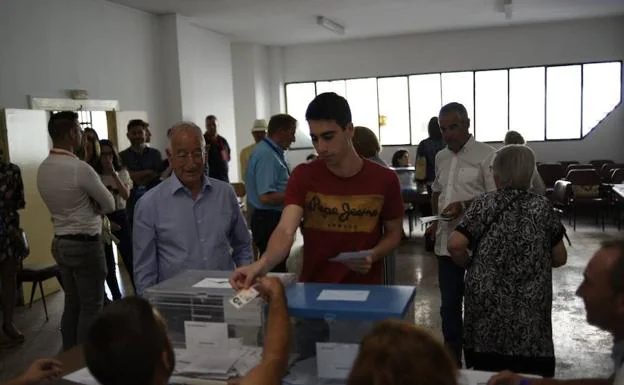 Amat acudió a votar acompañado de su nieto, que votó por primera vez. 