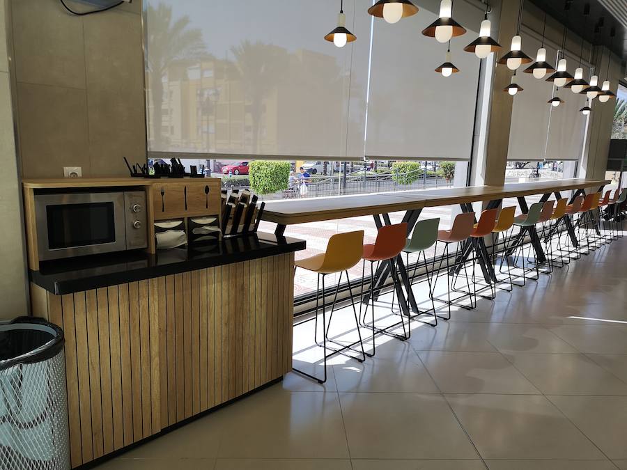 Mercadona ha implantado en la tienda de la Urbanización su nuevo modelo de establecimiento eficiente, siendo la primera del municipio. Nuevo diseño, nueva maquinaria e iluminación que consigue un 40% de ahorro energético y secciones como 'Listo para comer' son algunas de las novedades que llegan con la nueva tienda tras una reforma de mes y medio y casi 3 millones de inversión