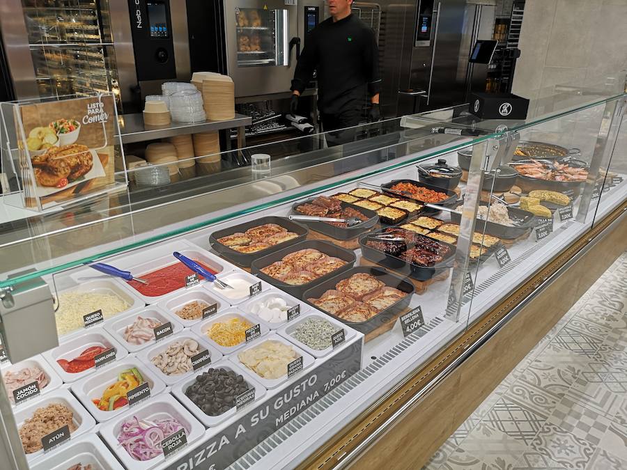 Mercadona ha implantado en la tienda de la Urbanización su nuevo modelo de establecimiento eficiente, siendo la primera del municipio. Nuevo diseño, nueva maquinaria e iluminación que consigue un 40% de ahorro energético y secciones como 'Listo para comer' son algunas de las novedades que llegan con la nueva tienda tras una reforma de mes y medio y casi 3 millones de inversión