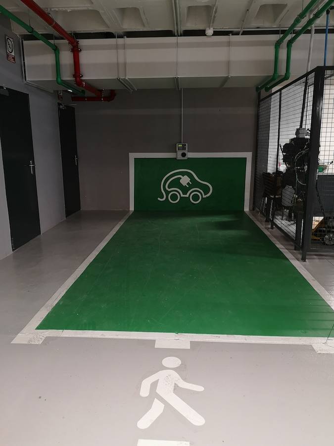 Mercadona ha implantado en la tienda de la Urbanización su nuevo modelo de establecimiento eficiente, siendo la primera del municipio. Nuevo diseño, nueva maquinaria e iluminación que consigue un 40% de ahorro energético y secciones como 'Listo para comer' son algunas de las novedades que llegan con la nueva tienda tras una reforma de mes y medio y casi 3 millones de inversión