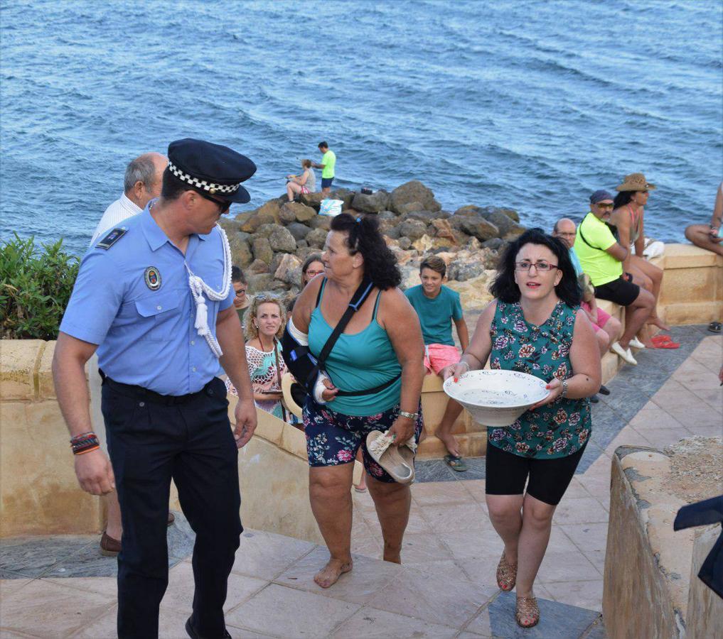 Imágenes de la procesión marítimo-terrestre de Santa Ana y la Virgen del Carmen, declarada de Interés Turístico y una cita a la que acuden cientos de personas. Previamente se celebró otra actividad también tradicional como es la cucaña, que este año no tuvo ganador.