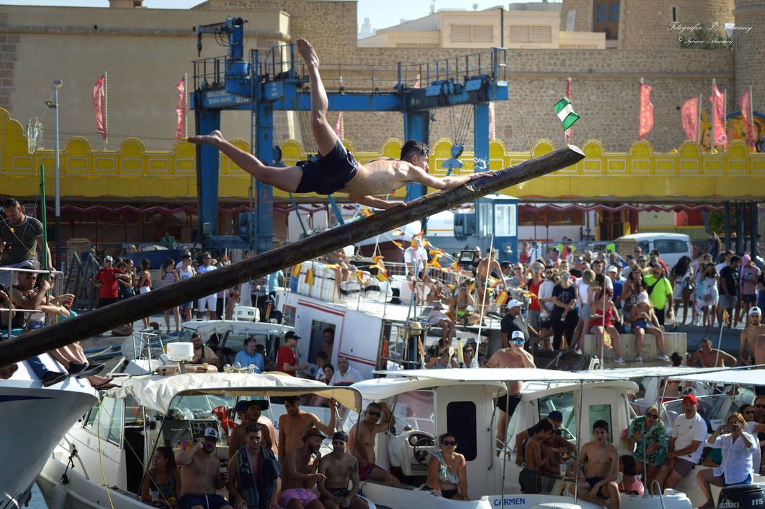 Imágenes de la procesión marítimo-terrestre de Santa Ana y la Virgen del Carmen, declarada de Interés Turístico y una cita a la que acuden cientos de personas. Previamente se celebró otra actividad también tradicional como es la cucaña, que este año no tuvo ganador.