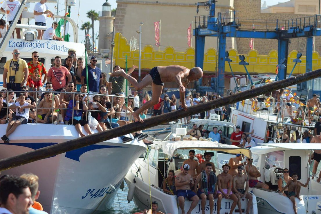 Imágenes de la procesión marítimo-terrestre de Santa Ana y la Virgen del Carmen, declarada de Interés Turístico y una cita a la que acuden cientos de personas. Previamente se celebró otra actividad también tradicional como es la cucaña, que este año no tuvo ganador.