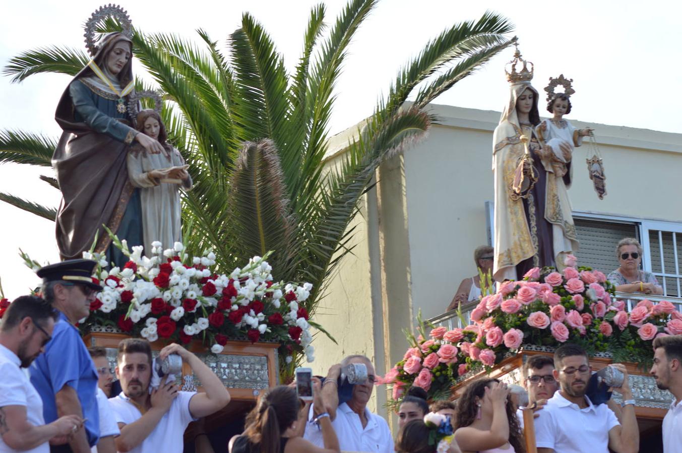 Imágenes de la procesión marítimo-terrestre de Santa Ana y la Virgen del Carmen, declarada de Interés Turístico y una cita a la que acuden cientos de personas. Previamente se celebró otra actividad también tradicional como es la cucaña, que este año no tuvo ganador.