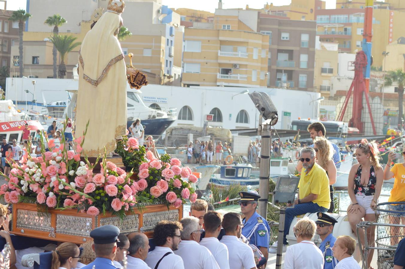 Imágenes de la procesión marítimo-terrestre de Santa Ana y la Virgen del Carmen, declarada de Interés Turístico y una cita a la que acuden cientos de personas. Previamente se celebró otra actividad también tradicional como es la cucaña, que este año no tuvo ganador.