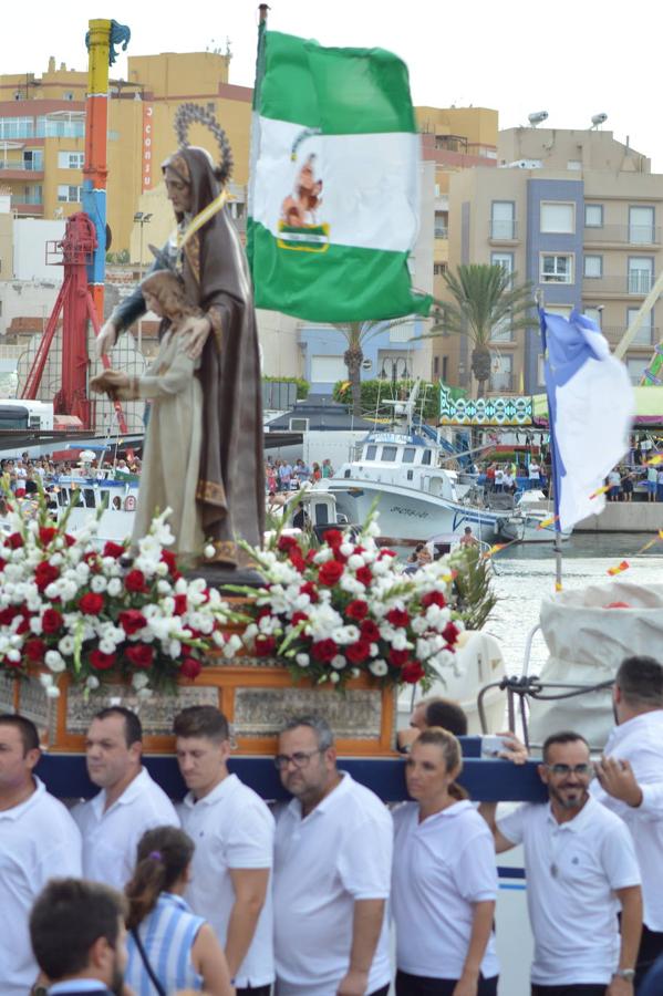 Imágenes de la procesión marítimo-terrestre de Santa Ana y la Virgen del Carmen, declarada de Interés Turístico y una cita a la que acuden cientos de personas. Previamente se celebró otra actividad también tradicional como es la cucaña, que este año no tuvo ganador.