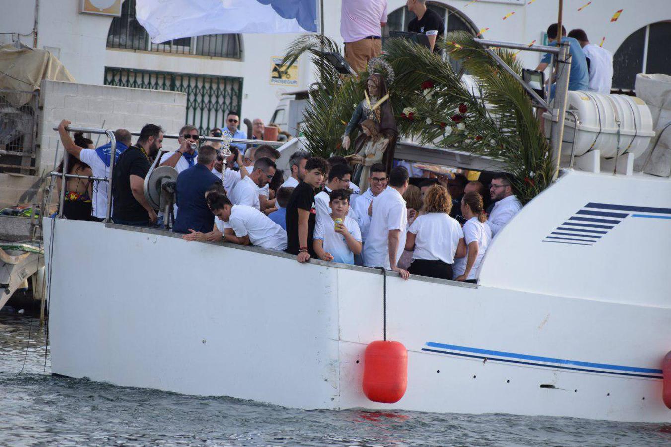 Imágenes de la procesión marítimo-terrestre de Santa Ana y la Virgen del Carmen, declarada de Interés Turístico y una cita a la que acuden cientos de personas. Previamente se celebró otra actividad también tradicional como es la cucaña, que este año no tuvo ganador.