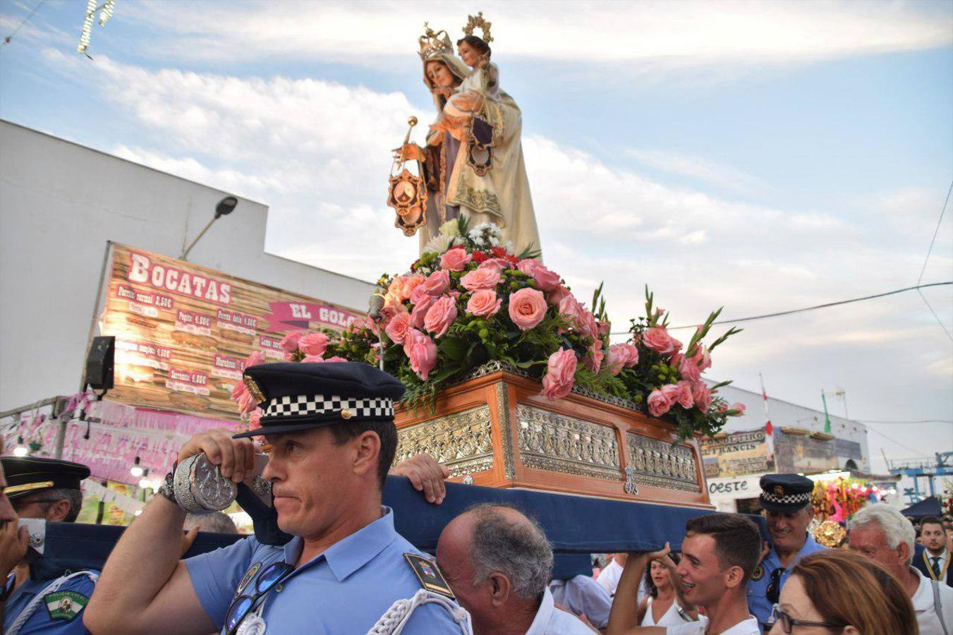 Imágenes de la procesión marítimo-terrestre de Santa Ana y la Virgen del Carmen, declarada de Interés Turístico y una cita a la que acuden cientos de personas. Previamente se celebró otra actividad también tradicional como es la cucaña, que este año no tuvo ganador.