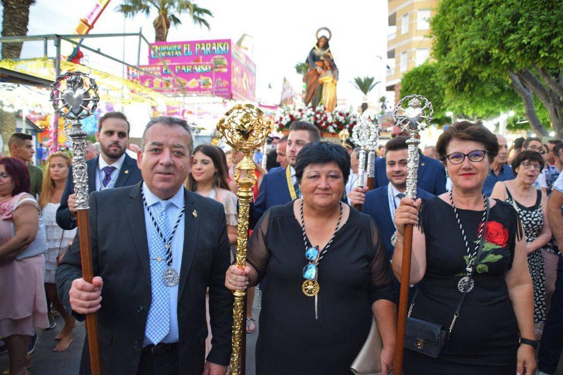 Imágenes de la procesión marítimo-terrestre de Santa Ana y la Virgen del Carmen, declarada de Interés Turístico y una cita a la que acuden cientos de personas. Previamente se celebró otra actividad también tradicional como es la cucaña, que este año no tuvo ganador.