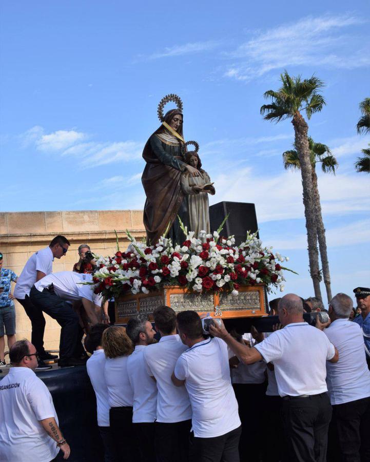Imágenes de la procesión marítimo-terrestre de Santa Ana y la Virgen del Carmen, declarada de Interés Turístico y una cita a la que acuden cientos de personas. Previamente se celebró otra actividad también tradicional como es la cucaña, que este año no tuvo ganador.