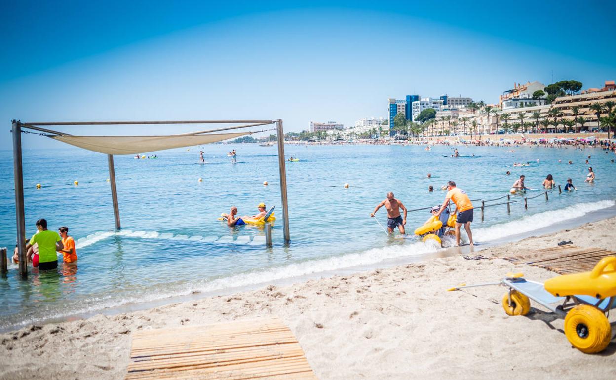 Casi 6.000 personas usan la zona de baño adaptada de Aguadulce cada verano