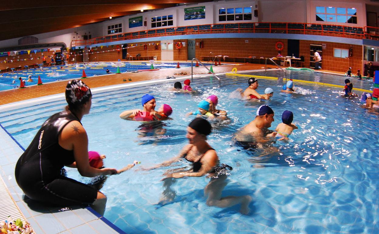 Postparto con bebés y Aquapilates, novedades para este curso en la piscina de El Parador