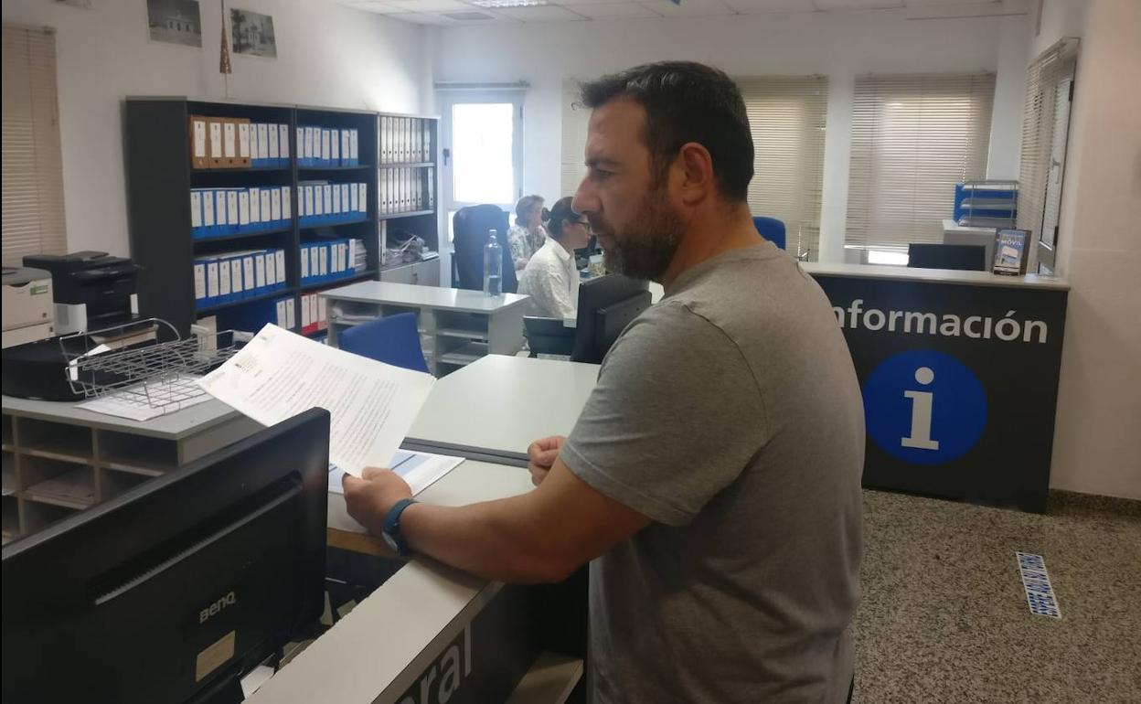 Pepe Montoya, presentando en el registro la moción. 