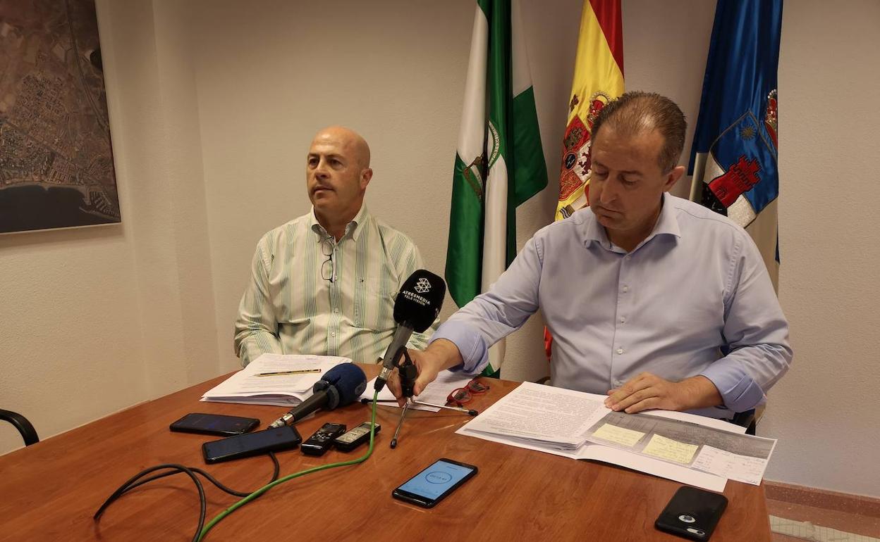 Imagen de la comparecencia de los dos ediles de Vox dimitidos, Francisco Barrionuevo y Antonio López. :: J. V.