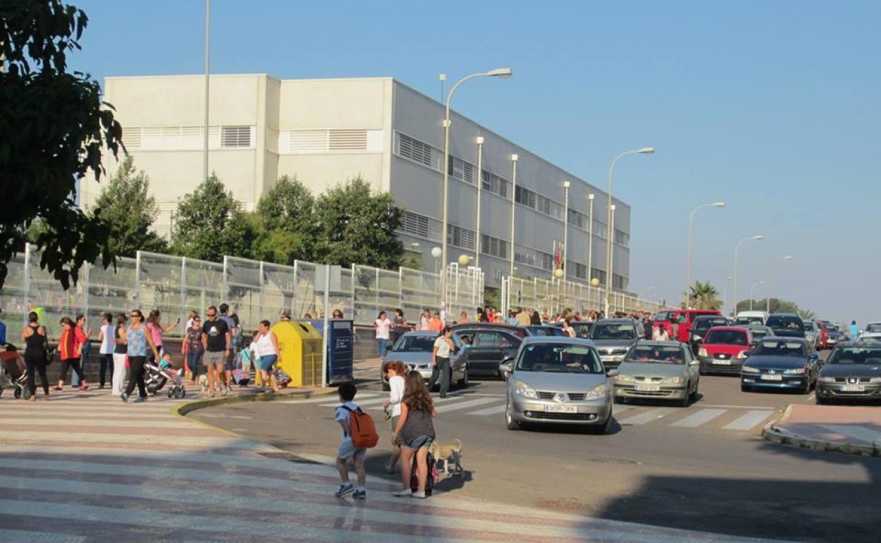 Numerosos vehículos se concentran a las entradas y salidas de los colegios y los policías locales no son suficientes para su control. :: R. I.