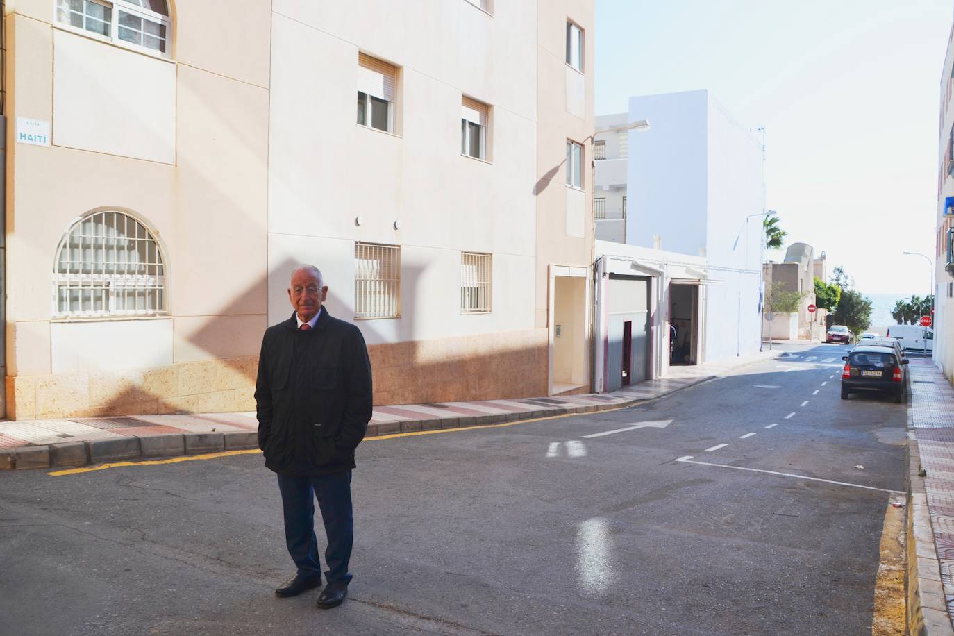 Gabriel Amat, en una de las calles que serán mejoradas. 