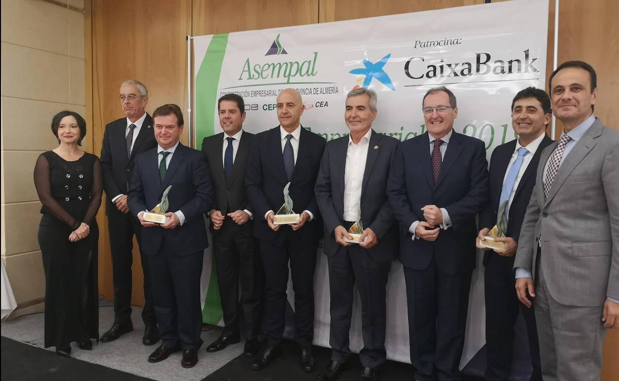 Los premiados de la noche, junto a responsables de Asempal, CEA, Cepyme y CaixaBank. 
