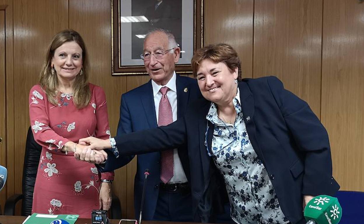 Momento de la firma del convenio del hospital, en octubre del año pasado. 