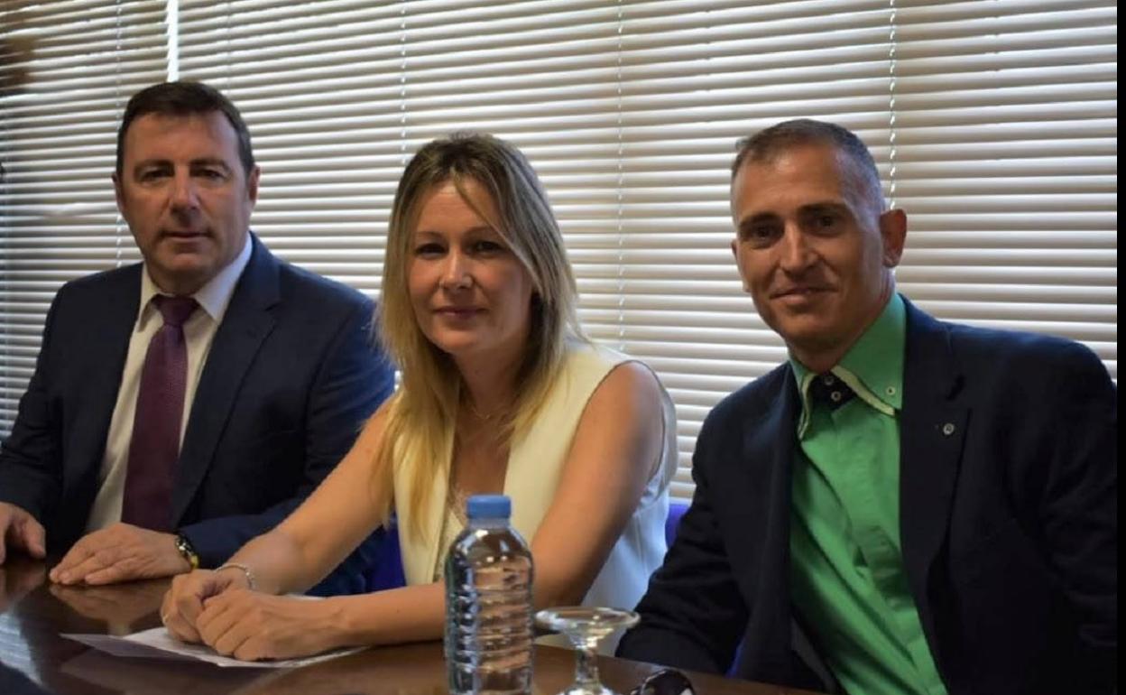 Lourdes García, en el centro, ha solicitado salirse del grupo de Ciudadanos. 
