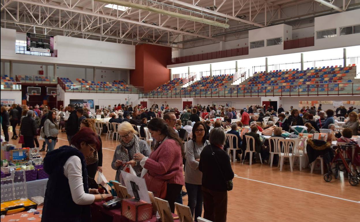 El Palacio de los Deportes de Las Cabañuelas acoge este domingo el XV Encuentro de Encajeras