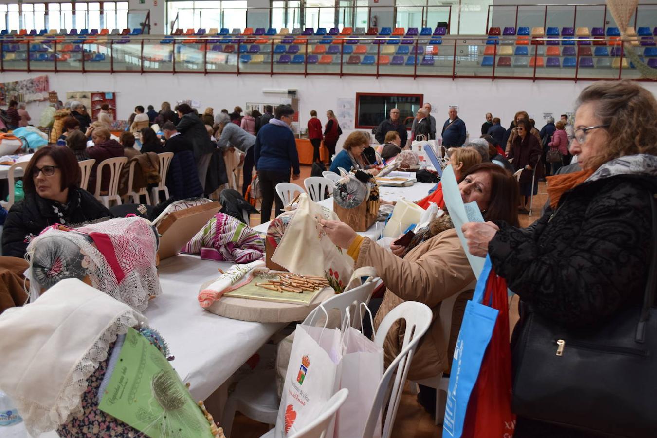 Este domingo se celebró en Las Cabañuelas el Encuentro Provincial de Encajeras de Bolillo con la presencia de más de 300 encajeras llegadas de toda la provincia y de otras provincias cercanas 