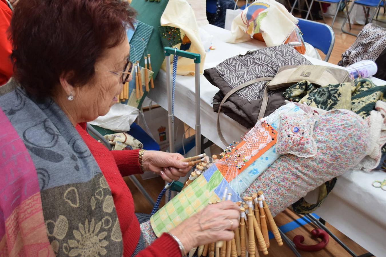 Este domingo se celebró en Las Cabañuelas el Encuentro Provincial de Encajeras de Bolillo con la presencia de más de 300 encajeras llegadas de toda la provincia y de otras provincias cercanas 