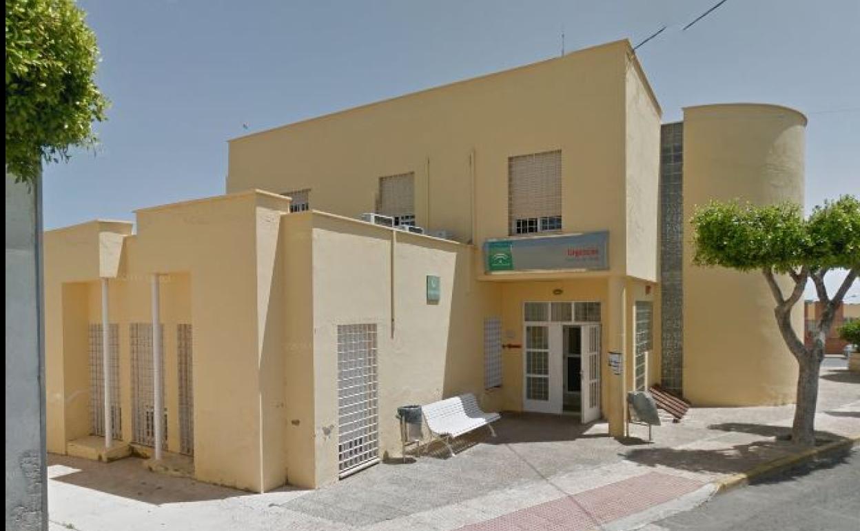 El personal de los centros sanitarios de Vícar se rebela contra la destitución de su director