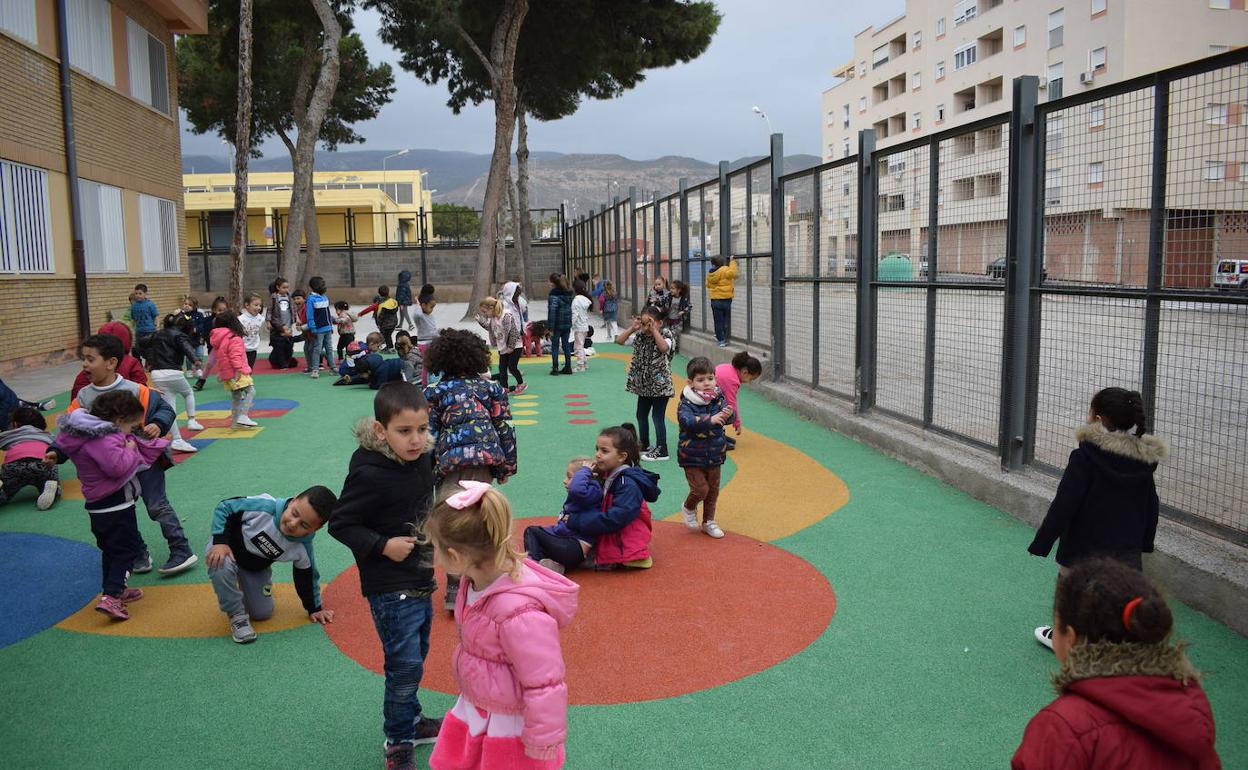 El CEIP Virgen de la Paz de Vícar estrena nuevo recreo fruto de la colaboración con empresas