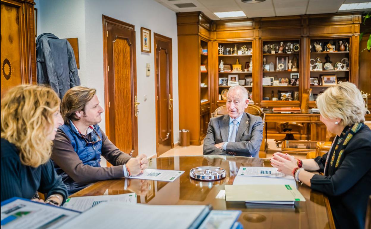 Roquetas y la Junta anuncian buses lanzadera gratuitos para conectar con Almería a partir del martes