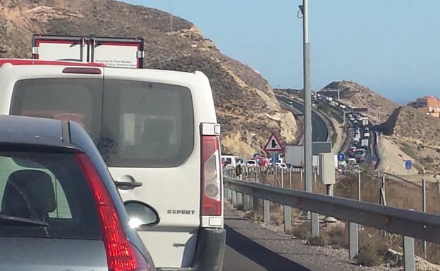 Tráfico prohíbe a partir del lunes la circulación de camiones en la A7 entre El Parador y Almería de 7.30 a 8.30 de la mañana