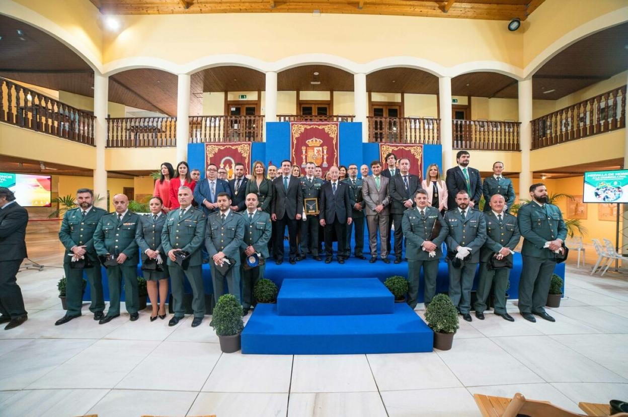 Representantes políticos y de la Guardia Civil, en el acto de entrega de la medalla de honor de la ciudad.