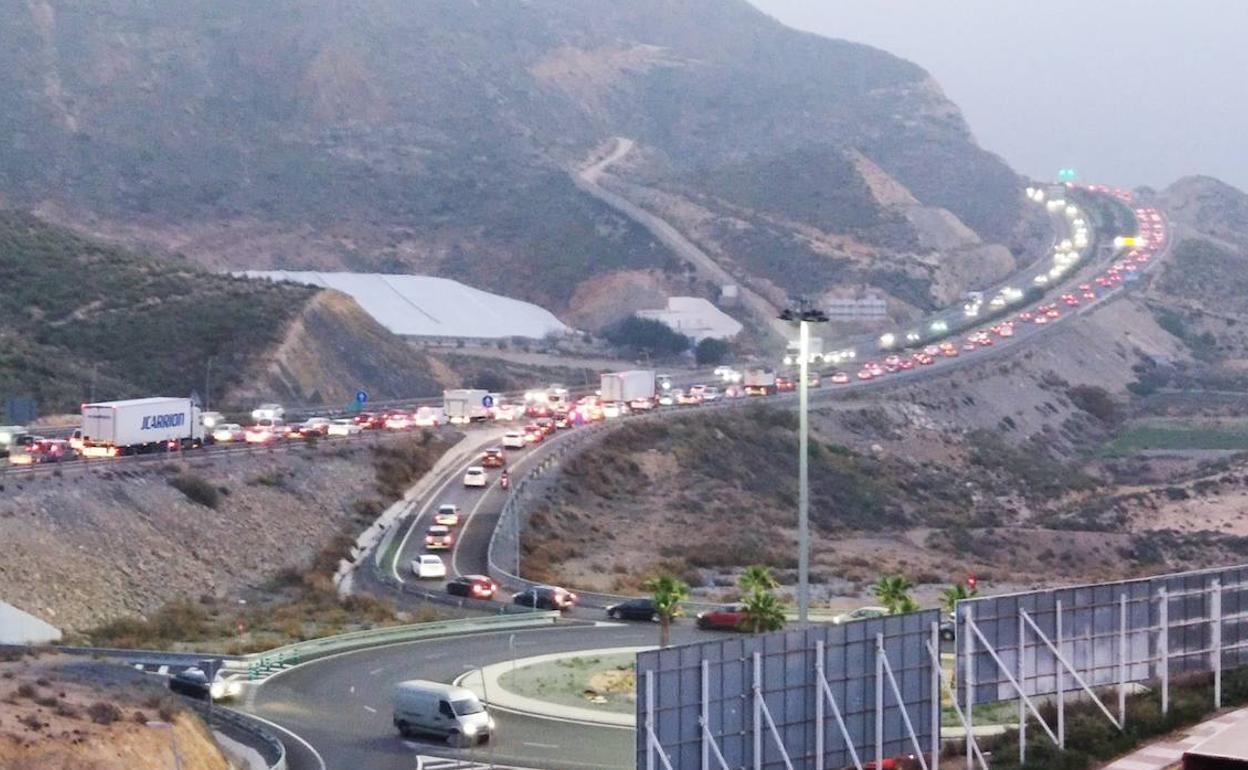 La Variante y el acceso al semienlace de Aguadulce vuelven a tener tráfico lento este lunes