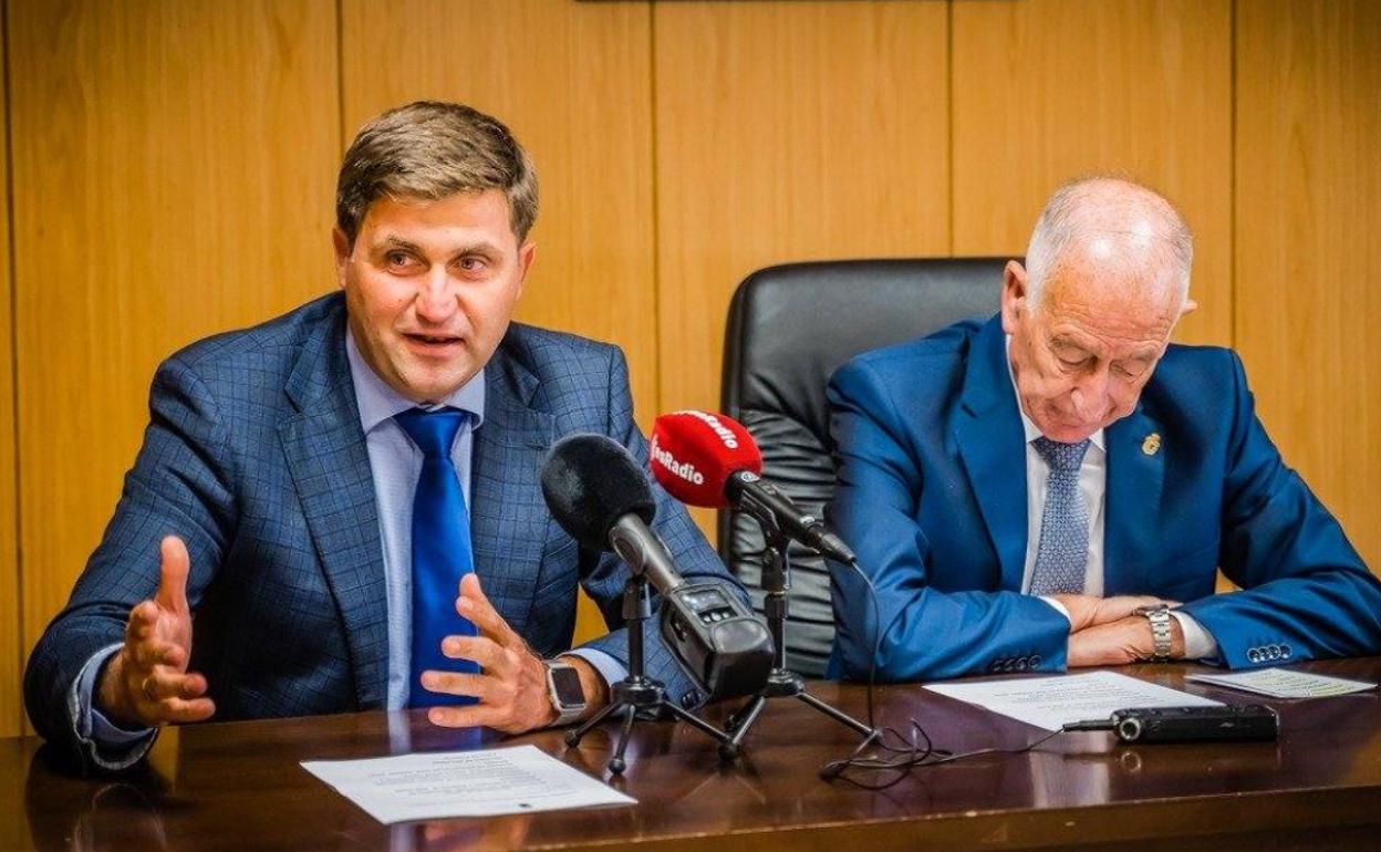 José Juan Rodríguez, concejal de Recursos Humanos, junto al alcalde, Gabriel Amat. 