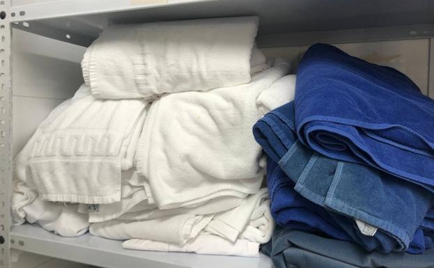 Imagen de parte de las toallas y sábanas que van a donar los hoteles hoy. 