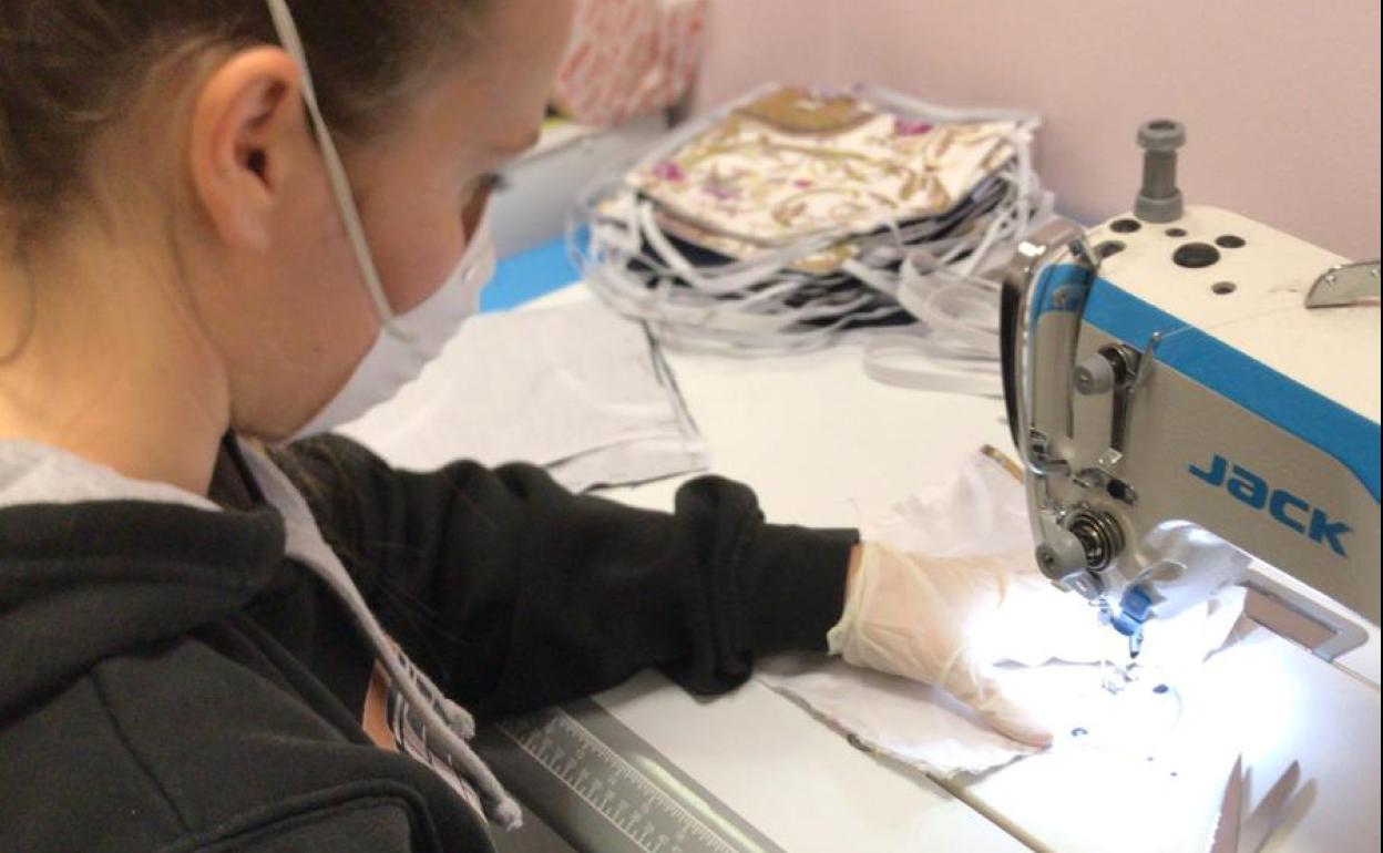 Vícar coordina un centenar de mujeres para hacer mascarillas para el personal más expuesto