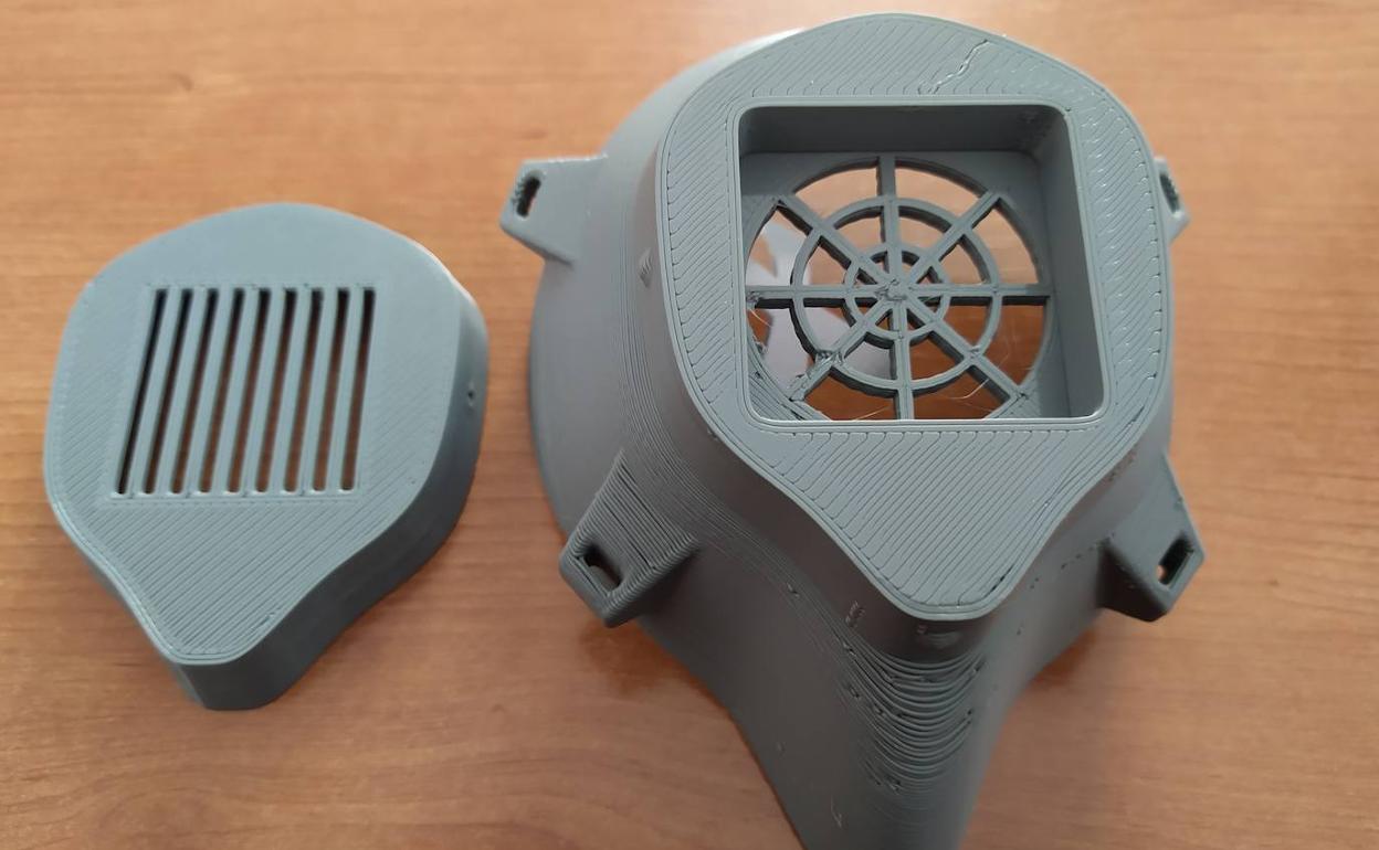 Un joven de Vícar dona máscaras de protección a la Policía Local y los centros de salud hechas con impresora 3D