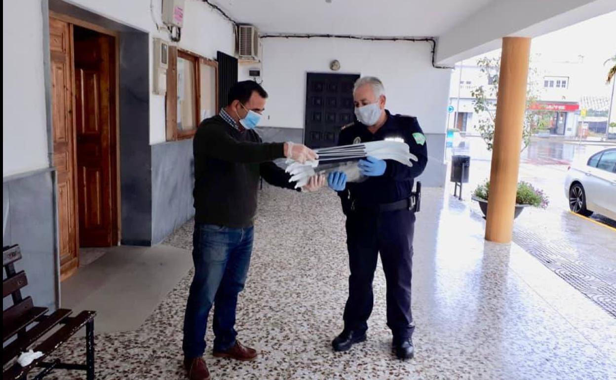 El alcalde, José Miguel Hernández, hizo entrega del material esta semana. 