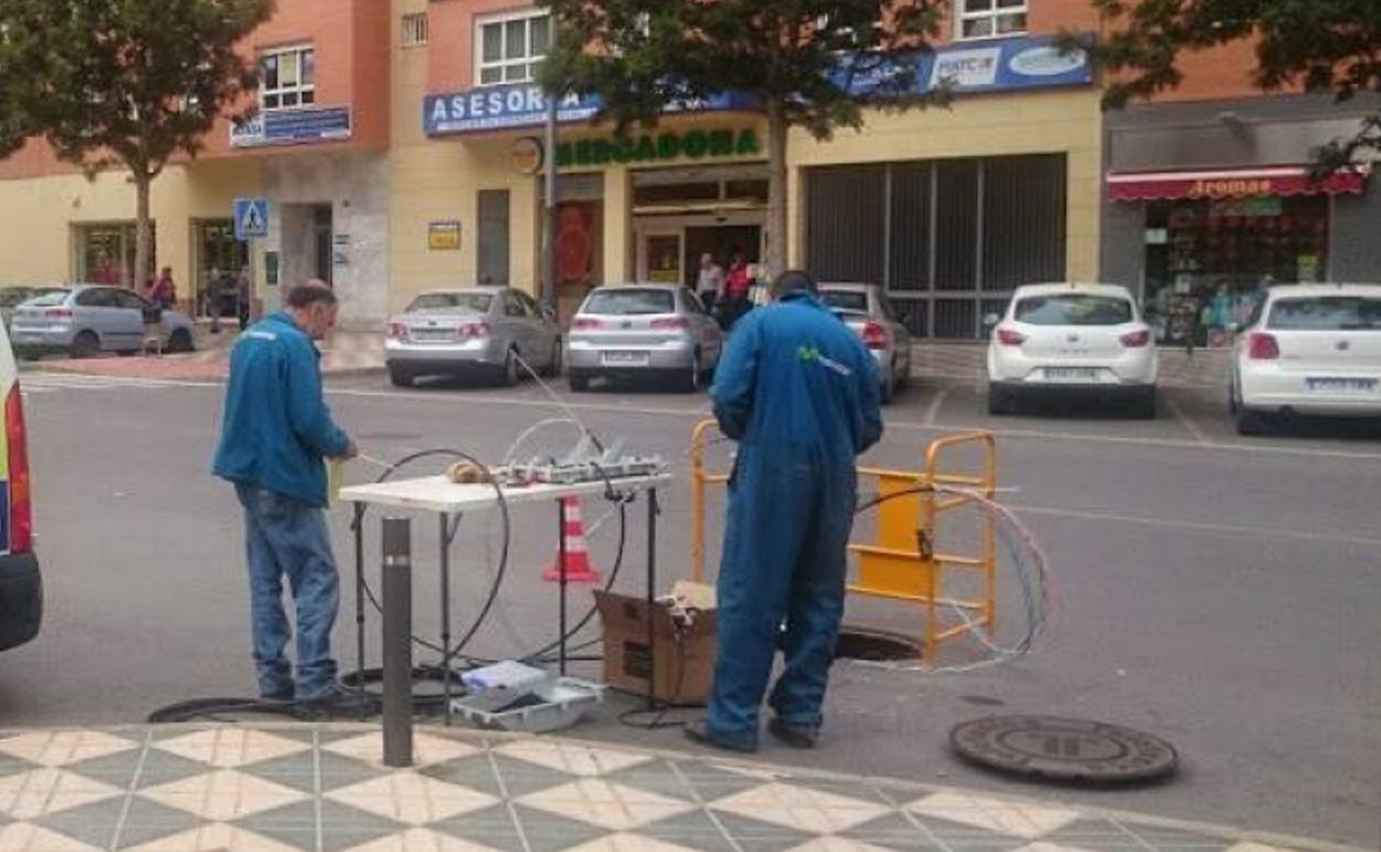 Imagen de archivo de trabajos de instalación de fibra óptica en Roquetas de Mar. 