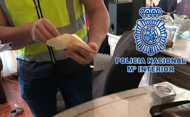 Imagen principal - Los agentes encontraron 7.310 euros en metálico, así como armas. 