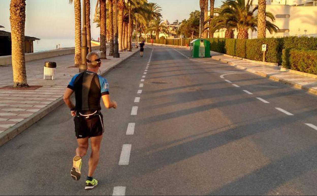 Corredores en el paseo marítimo de Aguadulce, usando la franja de aparcamientos. 