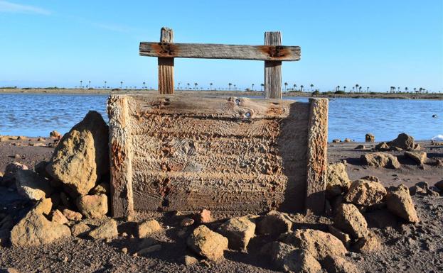 Aspecto original de la compuerta, convertida en los últimos años en un símbolo de las viejas salinas. 