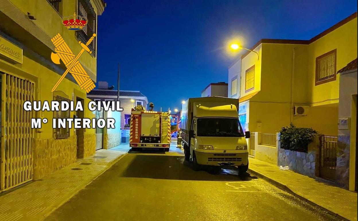 Sucesos en Almería | Auxilian a una mujer en estado de shock cuando su vivienda se encontraba en llamas
