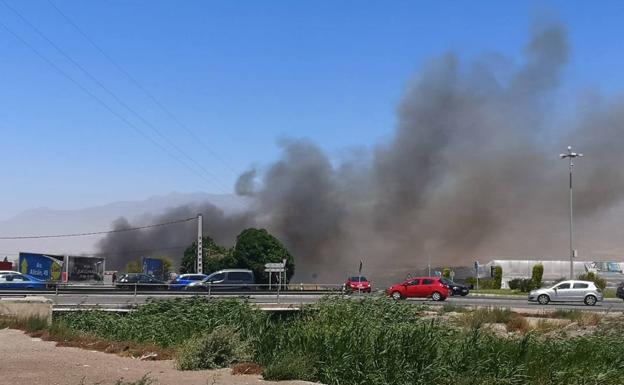Un incendio cerca de Gran Plaza obliga a restringir el tráfico en la Variante