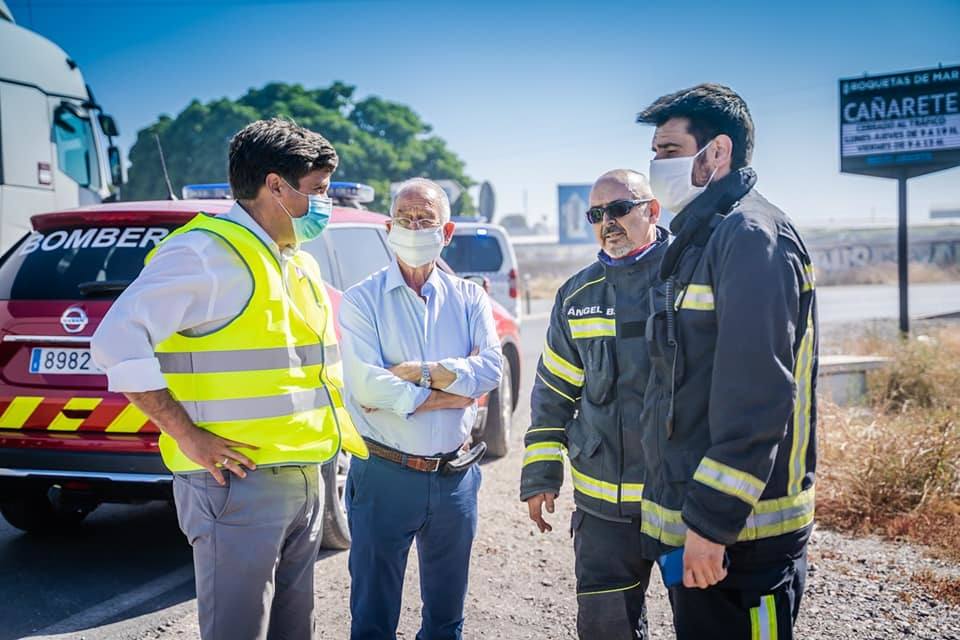 José Juan Rodríguez y Gabriel Amat junto a mandos de los Bomberos del Poniente. 