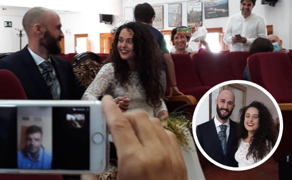 Un «¡vivan los novios!» por videollamada
